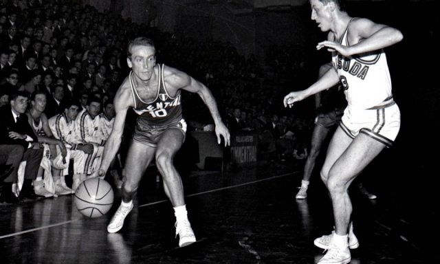 Anno 65-66 Simmenthal-Oransoda. Sandro Riminucci contrastato da Antonio Frigero, mentre sullo sfondo, sulla panchina canturina, si riconoscono Barlucchi, Galbiati e Rovati